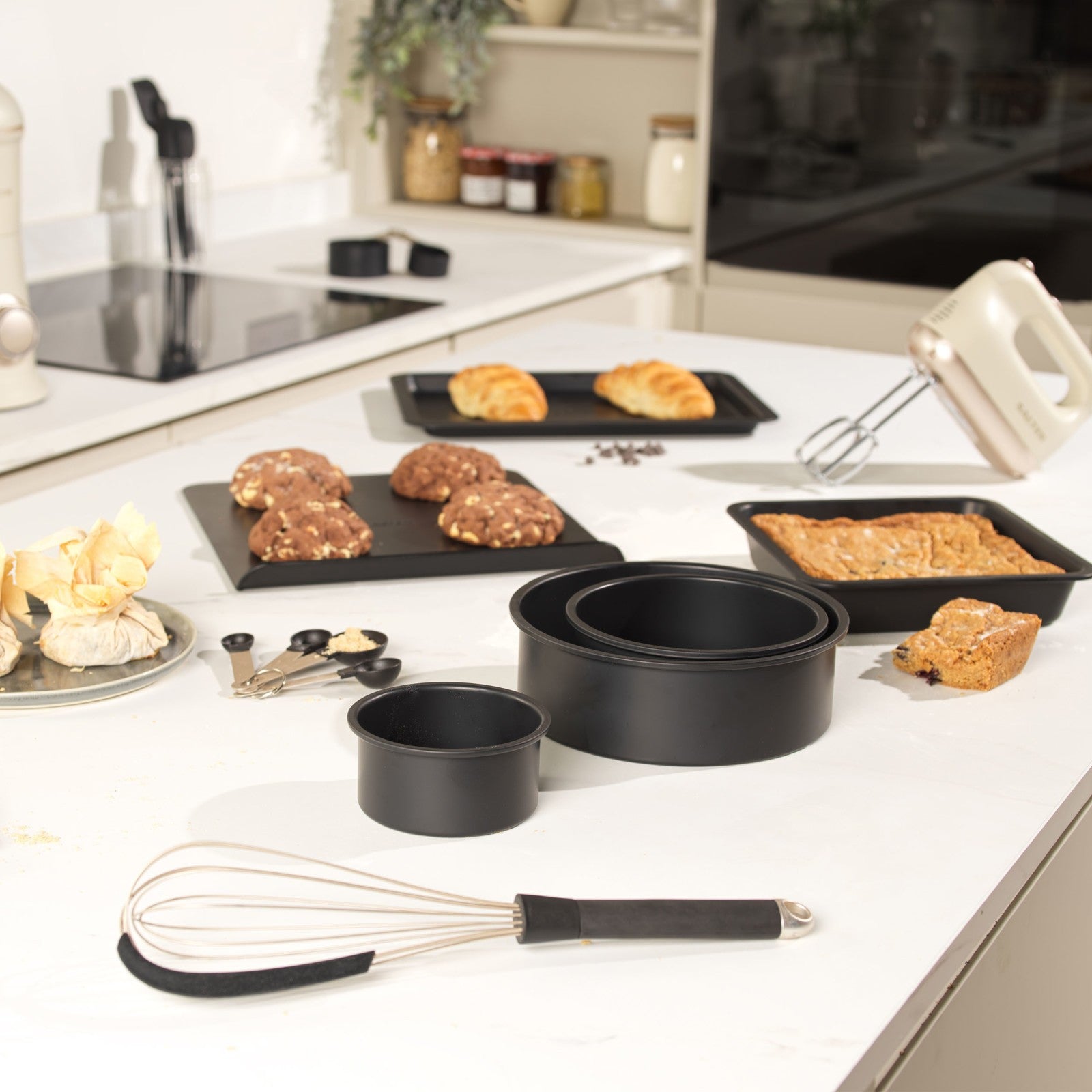 Salter Bakes Utensils Set 8 Piece Cooking Tools Easy Clean Heat Resistant Black